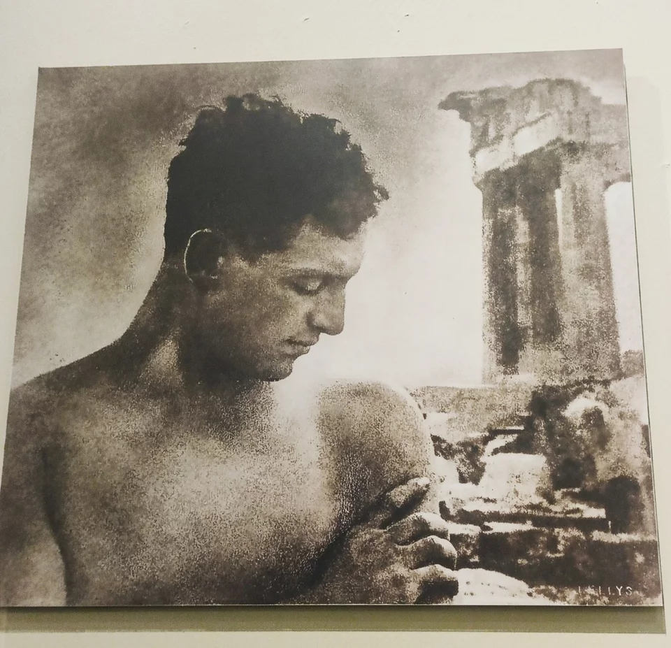 H Νelly φωτογραφίζει το 1927 στην Ακρόπολη των πρωταθλητή του Πανιωνίου Σμύρνης Δημητρό Καραμπάτη. Μέσα στην έκθεση συναντά κανείς φωτογραφίες του από το 1919 όταν ζούσε ανέμελα στην Σμύρνη