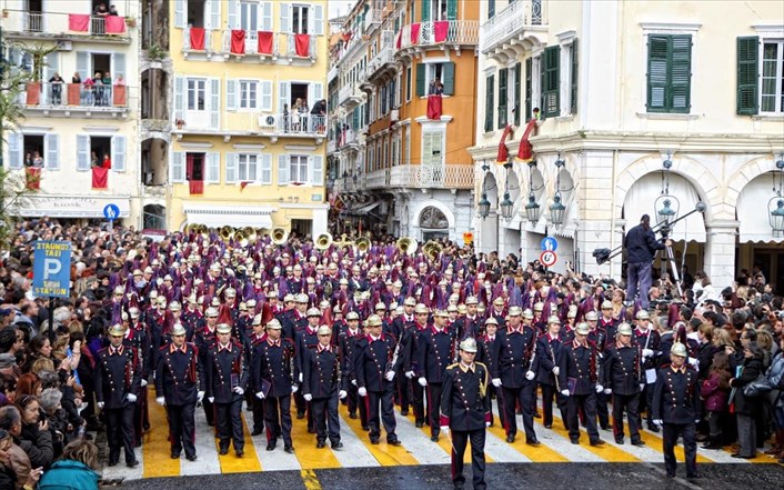 Στο Εθνικό Ευρετήριο Άυλης Πολιτιστικής Κληρονομιάς εγγράφονται με απόφαση της Υπουργού Πολιτισμού και Αθλητισμού οι Φιλαρμονικές της Κέρκυρας, οι οποίες επί δεκαετίες αναπτύσσουν πολυποίκιλη δραστηριότητα και προσφέρουν στη βιωματική καλλιέργεια των μουσικών και των ακροατών. Την πρωτοβουλία εγγραφής στο Εθνικό Ευρετήριο Άυλης Πολιτιστικής Κληρονομιάς είχαν η Φιλαρμονική Εταιρεία Κέρκυρας από κοινού με τη Φιλαρμονική Εταιρεία «Μάντζαρος». Όπως δήλωσε η Υπουργός Πολιτισμού και Αθλητισμού Λίνα Μενδώνη, «οι κοινωνικές και εθιμικές πρακτικές, που συνθέτουν την ξεχωριστή ταυτότητα και τον πολιτισμό κάθε περιοχής, αναγνωρίζονται με την εγγραφή στο Εθνικό Ευρετήριο της Άυλης Πολιτιστικής Κληρονομιάς. Σήμερα, εγγράφονται οι Φιλαρμονικές της Κέρκυρας, ένα στοιχείο αλληλένδετο με την ιστορία και τον πολιτισμό του νησιού. Ήδη από το 2019, ασχοληθήκαμε διεξοδικά με τα προβλήματα που αντιμετωπίζουν οι Φιλαρμονικές, πραγματοποιήσαμε συναντήσεις, τις ενισχύσαμε με επιχορηγήσεις και συντονίσαμε όλες τις απαραίτητες διαδικασίες για την ένταξή τους στο Εθνικό Ευρετήριο. Αναγνωρίζουμε τη σημαντική συμβολή των Φιλαρμονικών στη μουσική εκπαίδευση της Κέρκυρας και στην ενίσχυση των κοινωνικών δεσμών του νησιού. Η πολύ καλή συνεργασία που είχαμε, οδηγεί στο σημερινό αποτέλεσμα, το οποίο ανοίγει τον δρόμο για την πιστοποίηση των Φιλαρμονικών και την περαιτέρω στήριξή τους».