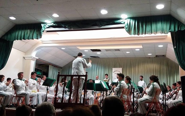 Η συνεργασία του ΥΠΠΟΑ για την ανάδειξη της σημαντικής παράδοσης των Φιλαρμονικών της Κέρκυρας άρχισε τον Οκτώβριο του 2019, στο πλαίσιο της επίσκεψης της Υπουργού Πολιτισμού και Αθλητισμού στην έδρα της Περιφέρειας Ιονίων Νήσων. Σε ειδική συνάντηση που οργανώθηκε με τη συμμετοχή της Υπουργού και των εκπροσώπων των Φιλαρμονικών, στην έδρα της Παλαιάς Φιλαρμονικής, συζητήθηκε αναλυτικά το υπόδειγμα της διαφύλαξης της Άυλης Πολιτιστικής Κληρονομιάς, όπως προβλέπεται από την ομώνυμη Σύμβαση της UNESCO και εφαρμόζεται από την Ελλάδα. Οι δυνατότητες που προσφέρει η διαφύλαξη των στοιχείων της Άυλης Πολιτιστικής Κληρονομιάς για την ανάδειξη της αξίας της πλούσιας εθιμικής παράδοσης της Ελλάδας και των κοινωνικών πρακτικών που τη συγκροτούν, αλλά και για τη διαμόρφωση εξατομικευμένων πολιτικών για τη διαφύλαξη κάθε ενός από τα στοιχεία της Άυλης που εγγράφονται στο εθνικό Ευρετήριο, αποτέλεσαν κύριους άξονες της πρώτης αυτής συνάντησης. Ακολούθως, οι εκπρόσωποι των Φιλαρμονικών συνεργάσθηκαν εντατικά με τα στελέχη της Διεύθυνσης Νεότερης Πολιτιστικής Κληρονομιάς και τα μέλη της Εθνικής Επιτροπής για την Εφαρμογή της Σύμβασης για τη Διαφύλαξη της Άυλης Πολιτιστικής Κληρονομιάς, ώστε ο φάκελος που υπέβαλαν για την εγγραφή των Φιλαρμονικών της Κέρκυρας στο Εθνικό Ευρετήριο να διακρίνεται για την αρτιότητά του, για την ανάδειξη της ιστορικής του συμβολής στο πολιτισμικό τοπίο των Ιονίων, αλλά και για την καλή αποτύπωση σημασίας του στοιχείου αυτού στη ζωή της Κέρκυρας σήμερα.