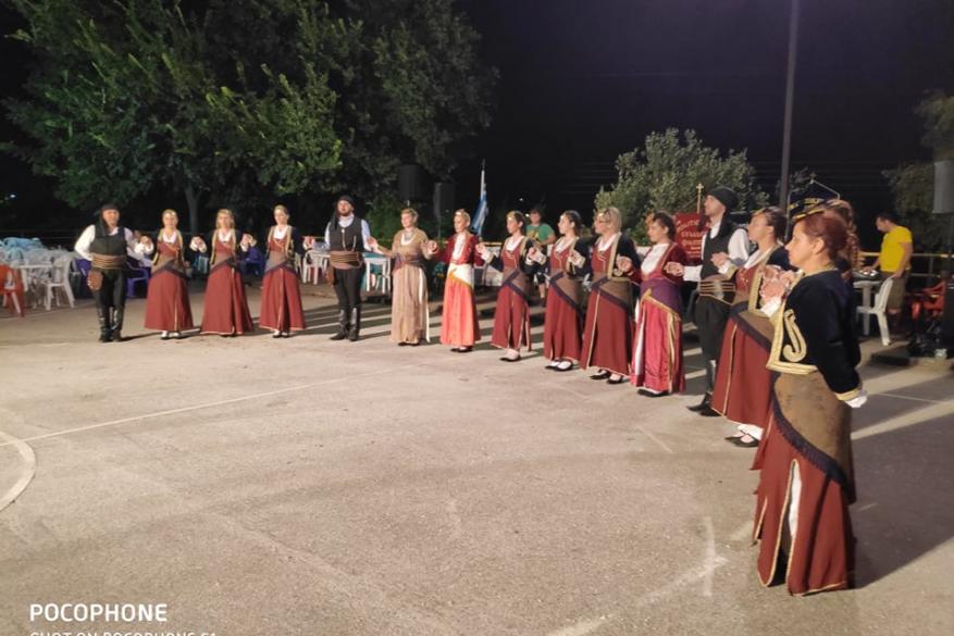 Τμήμα παραδοσιακών χορών του συλλόγου παρουσιάζοντας χορούς Πόντου το 2019